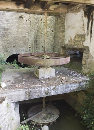 Bâtiment d'eau. Turbine hydraulique et éléments de transmission. © Région Bourgogne-Franche-Comté, Inventaire du patrimoine
