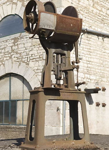 Presse à friction exposée à l'extérieur du musée. © Région Bourgogne-Franche-Comté, Inventaire du patrimoine