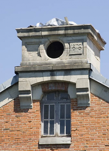 Couronnement de façade sud du bâtiment d'eau. © Région Bourgogne-Franche-Comté, Inventaire du patrimoine