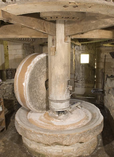 Paire de meules (ou ribe). Vue d'ensemble. © Région Bourgogne-Franche-Comté, Inventaire du patrimoine