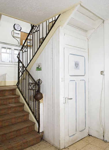 Intérieur : départ de l'escalier conduisant aux étages de l'aile en retour (1933). © Région Bourgogne-Franche-Comté, Inventaire du patrimoine