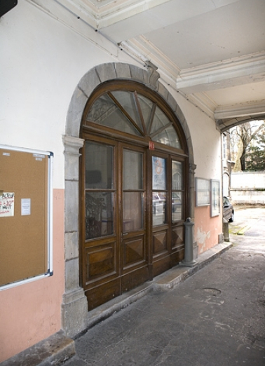 Détail de l'entrée de l'escalier à gauche du passage cocher. © Région Bourgogne-Franche-Comté, Inventaire du Patrimoine
