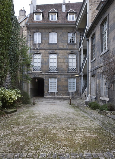 Vue d'ensemble de la façade postérieure du logis sur rue depuis le fond de la cour. © Région Bourgogne-Franche-Comté, Inventaire du Patrimoine