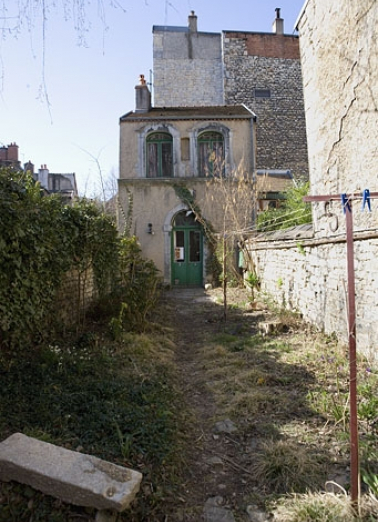 Vue d'ensemble de la fabrique de jardin au fond de la parcelle. © Région Bourgogne-Franche-Comté, Inventaire du Patrimoine