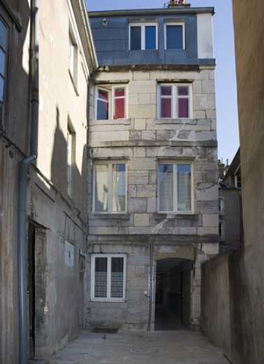 Vue d'ensemble de la façade postérieure du premier logis secondaire. © Région Bourgogne-Franche-Comté, Inventaire du Patrimoine