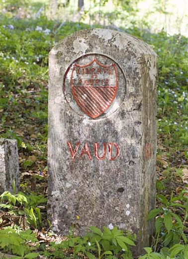 Borne frontalière n° 64 ornée de l'écu du Pays de Vaud, côté Suisse. © Région Bourgogne-Franche-Comté, Inventaire du patrimoine