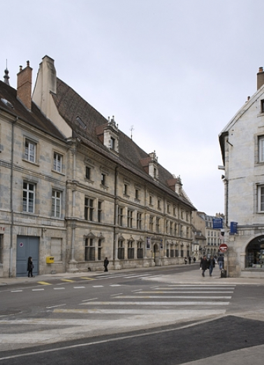 Façade principale, de trois quarts gauche. © Région Bourgogne-Franche-Comté, Inventaire du Patrimoine Façade principale, de trois quarts gauche. © Région Bourgogne-Franche-Comté, Inventaire du Patrimoine
