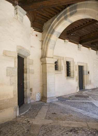 Détail de l'extrémité du portique nord-est. © Région Bourgogne-Franche-Comté, Inventaire du Patrimoine Détail de l'extrémité du portique nord-est. © Région Bourgogne-Franche-Comté, Inventaire du Patrimoine