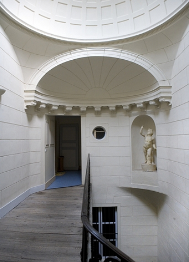 Escalier, dernier palier : détail de la demi-coupole, de face. © Région Bourgogne-Franche-Comté, Inventaire du Patrimoine