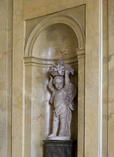 Hôtel en fond de cour, escalier : niche droite décorée d'une statuette d'ange portant un panier de fruits. © Région Bourgogne-Franche-Comté, Inventaire du Patrimoine