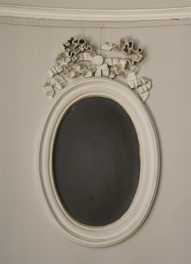 Hôtel en fond de cour, antichambre : détail de l'ouverture ovale dans la porte du couloir, à gauche de l'entrée du grand salon. © Région Bourgogne-Franche-Comté, Inventaire du Patrimoine