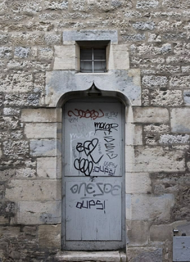 Façade latérale gauche : détail d'une porte en accolade. © Région Bourgogne-Franche-Comté, Inventaire du Patrimoine