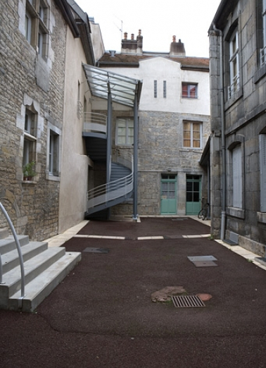 Vue d'ensemble de la cour depuis l'entrée. © Région Bourgogne-Franche-Comté, Inventaire du Patrimoine