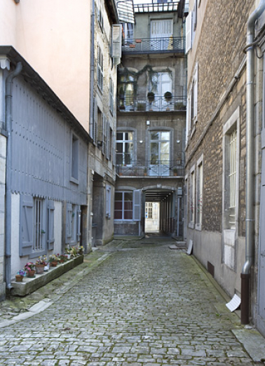 Vue d'ensemble de la façade postérieure du logis principal depuis le fond de la cour. © Région Bourgogne-Franche-Comté, Inventaire du Patrimoine