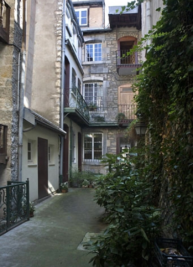 Vue d'ensemble des bâtiments depuis le fond de la cour. © Région Bourgogne-Franche-Comté, Inventaire du Patrimoine