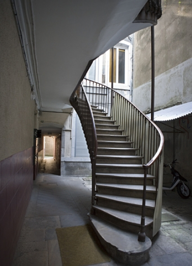 Détail de l'escalier à cage ouverte sur cour, depuis l'entrée de la premère cour. © Région Bourgogne-Franche-Comté, Inventaire du Patrimoine