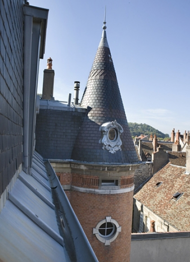 Détail du dernier étage et du toit de la tour d'escalier. © Région Bourgogne-Franche-Comté, Inventaire du Patrimoine