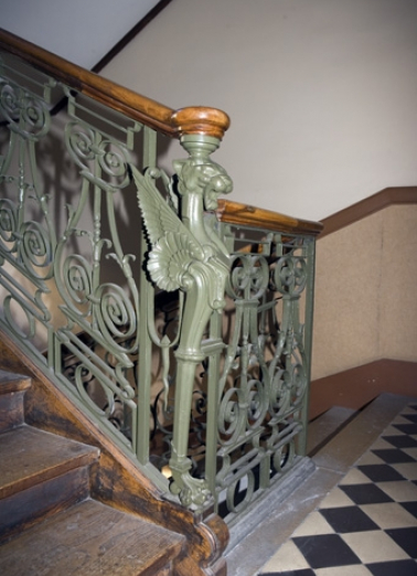 Escalier principal : détail d'un montant de la rampe représentant un griffon. © Région Bourgogne-Franche-Comté, Inventaire du Patrimoine