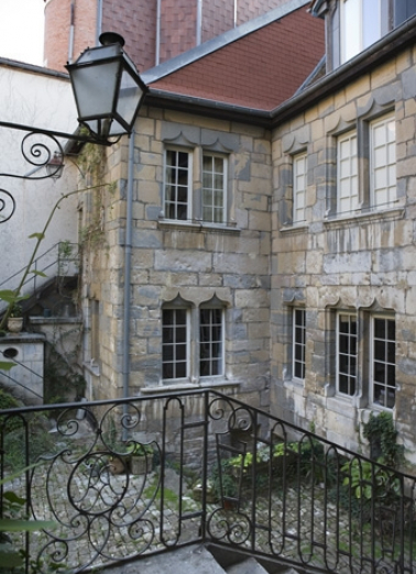 Façade postérieure du logis depuis l'escalier extérieur, de trois quarts droit. © Région Bourgogne-Franche-Comté, Inventaire du Patrimoine
