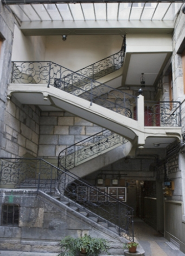 Vue d'ensemble de l'escalier à cage ouverte sur cour. © Région Bourgogne-Franche-Comté, Inventaire du Patrimoine