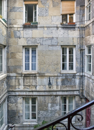 Détail de la façade en fond de cour depuis l'escalier à cage ouverte. © Région Bourgogne-Franche-Comté, Inventaire du Patrimoine