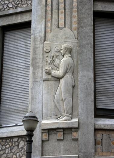 5e bas-relief : l'électricien. © Région Bourgogne-Franche-Comté, Inventaire du patrimoine