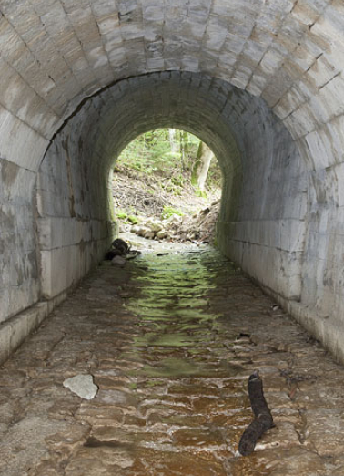 Intérieur du pont, aqueduc (n°6) en direction des Tavins. © Région Bourgogne-Franche-Comté, Inventaire du patrimoine
