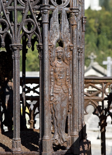 Tombeau d'Eugénie Girod : détail d'un ange du piédestal. © Région Bourgogne-Franche-Comté, Inventaire du patrimoine