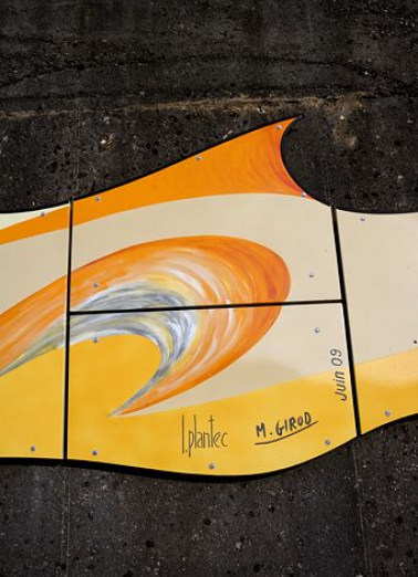 Emaillerie : oeuvre murale au long de la R.N. 5, détail : date et signatures. © Région Bourgogne-Franche-Comté, Inventaire du patrimoine Emaillerie : oeuvre murale au long de la R.N. 5, détail : date et signatures. © Région Bourgogne-Franche-Comté, Inventaire du patrimoine