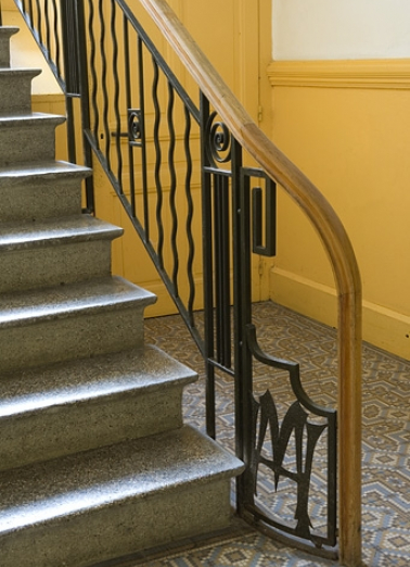 Rampe d'escalier, avec le monogramme MH. © Région Bourgogne-Franche-Comté, Inventaire du patrimoine