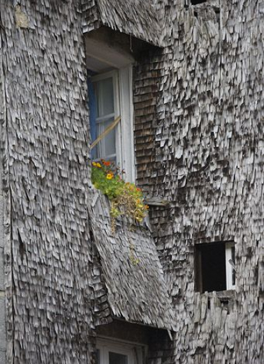 Détail des tavaillons et de la protection des fenêtres. © Région Bourgogne-Franche-Comté, Inventaire du patrimoine