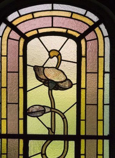 Troisième registre, verrière centrale : coquelicot. © Région Franche-Comté, Inventaire du patrimoine, ADAGP Troisième registre, verrière centrale : coquelicot. © Région Franche-Comté, Inventaire du patrimoine, ADAGP