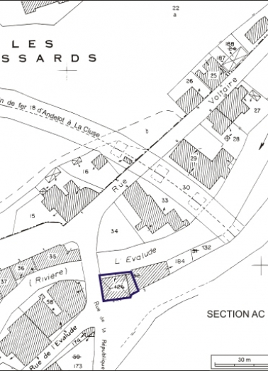 Plan-masse et de situation. Extrait du plan cadastral, 1980, section AB, échelle 1:1000. © Région Bourgogne-Franche-Comté, Inventaire du patrimoine