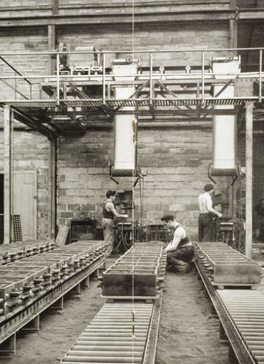 Chantier de moulage mécanique. Au fond, trémies d'alimentation en sable. © Région Bourgogne-Franche-Comté, Inventaire du patrimoine Chantier de moulage mécanique. Au fond, trémies d'alimentation en sable. © Région Bourgogne-Franche-Comté, Inventaire du patrimoine