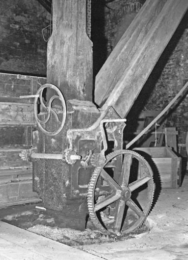 Base de la grue à potence. © Région Bourgogne-Franche-Comté, Inventaire du patrimoine Base de la grue à potence. © Région Bourgogne-Franche-Comté, Inventaire du patrimoine