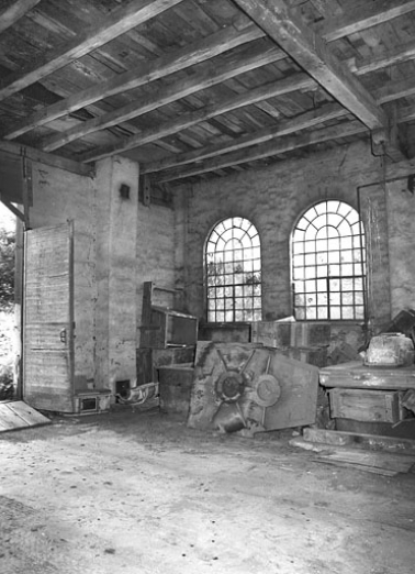 Angle nord de l'atelier de fabrication en 1981. © Région Bourgogne-Franche-Comté, Inventaire du patrimoine Angle nord de l'atelier de fabrication en 1981. © Région Bourgogne-Franche-Comté, Inventaire du patrimoine
