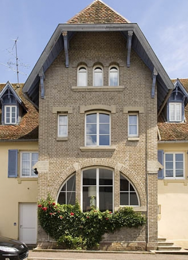 Façade ouest du logement patronal. Détail du corps central. Vue de face. © Région Bourgogne-Franche-Comté, Inventaire du patrimoine