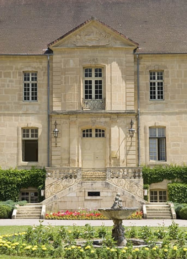 Logis abbatial. Avant-corps central. © Région Bourgogne-Franche-Comté, Inventaire du patrimoine