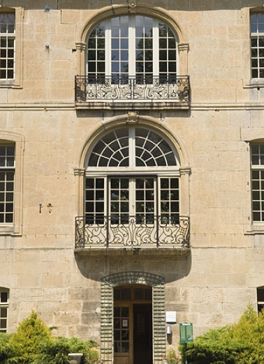 Façade sud du logis abbatial. Travée centrale. © Région Bourgogne-Franche-Comté, Inventaire du patrimoine