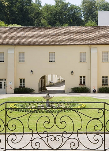 Entrée de l'abbaye depuis le logis. © Région Bourgogne-Franche-Comté, Inventaire du patrimoine