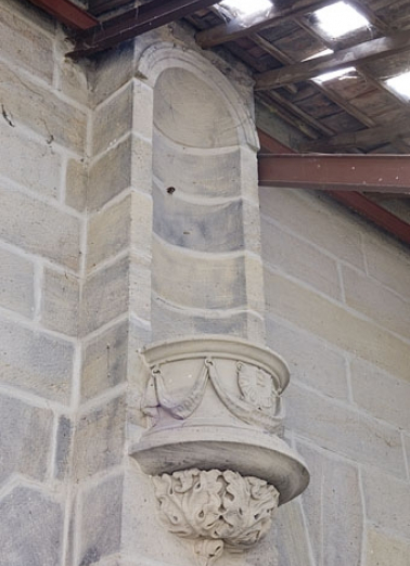 Niche de la statue de Saint-Laurent (patron des verriers) placée à l'entrée de l'atelier des fours. © Région Bourgogne-Franche-Comté, Inventaire du patrimoine