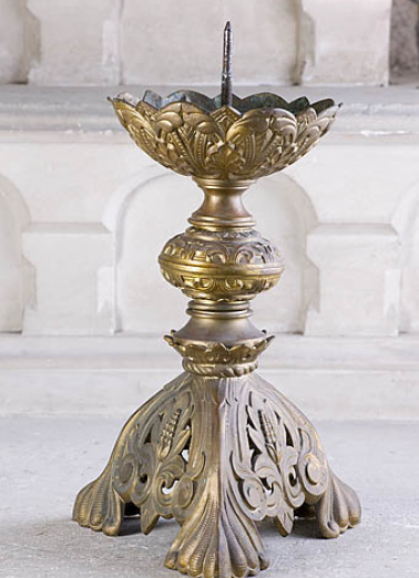 Vue générale d'un chandelier d'autel. © Région Bourgogne-Franche-Comté, Inventaire du patrimoine