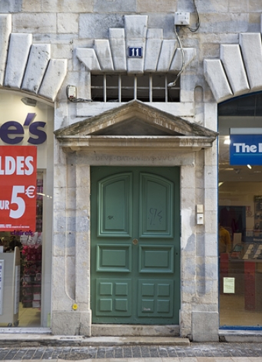 Façade antérieure du logis principal : détail de la porte d'entrée. © Région Bourgogne-Franche-Comté, Inventaire du Patrimoine