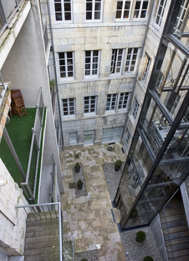 Vue d'ensemble de la façade antérieure du logis secondaire depuis la coursière du logis principal. © Région Bourgogne-Franche-Comté, Inventaire du Patrimoine