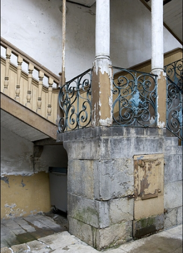 Détail du soubassement de l'escalier à cage ouverte et de l'entrée de cave. © Région Bourgogne-Franche-Comté, Inventaire du Patrimoine