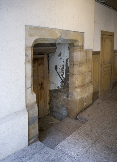 Premier logis secondaire : détail de la porte d'entrée de l'escalier en vis. © Région Bourgogne-Franche-Comté, Inventaire du Patrimoine