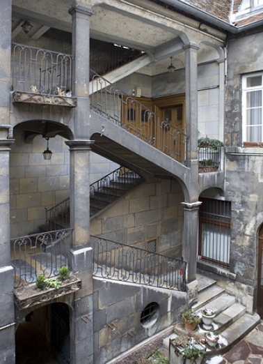 Détail de l'escalier à cage ouverte de trois quarts gauche. © Région Bourgogne-Franche-Comté, Inventaire du Patrimoine