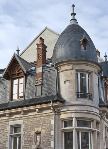 Détail de la partie supérieure de la tourelle d'angle. © Région Bourgogne-Franche-Comté, Inventaire du Patrimoine