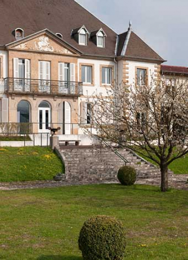 Vue rapprochée de la façade antérieure depuis le jardin. © Région Bourgogne-Franche-Comté, Inventaire du patrimoine