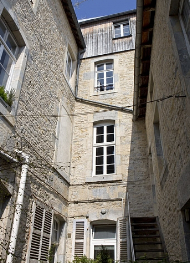 Vue des façades donnant sur l'ancienne basse-cour. © Région Bourgogne-Franche-Comté, Inventaire du Patrimoine